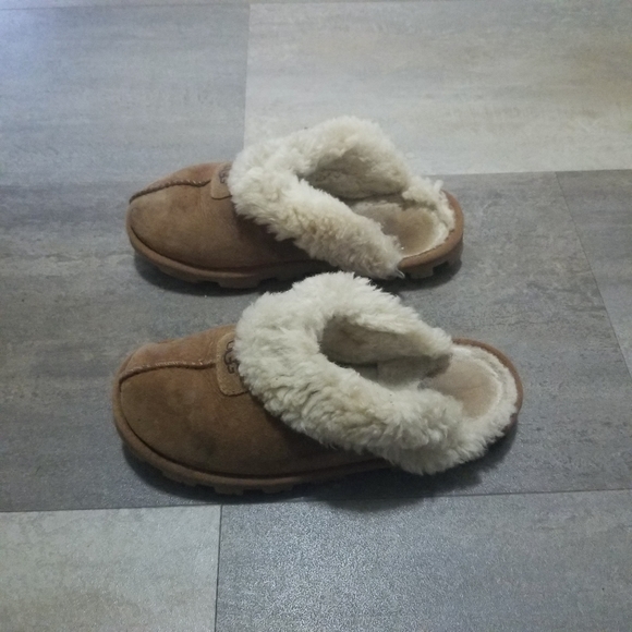 UGG Slippers Size 7 - Picture 3 of 5